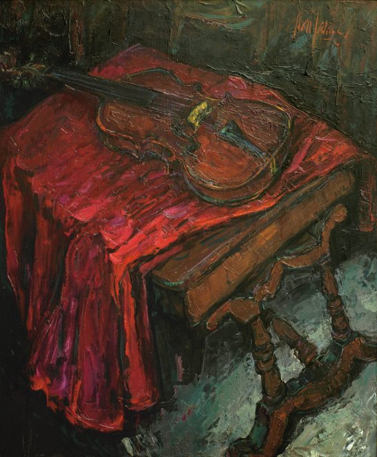 Mi violín Un violín sobre una mesa de madera, con un mantel rojo que lo destaca.