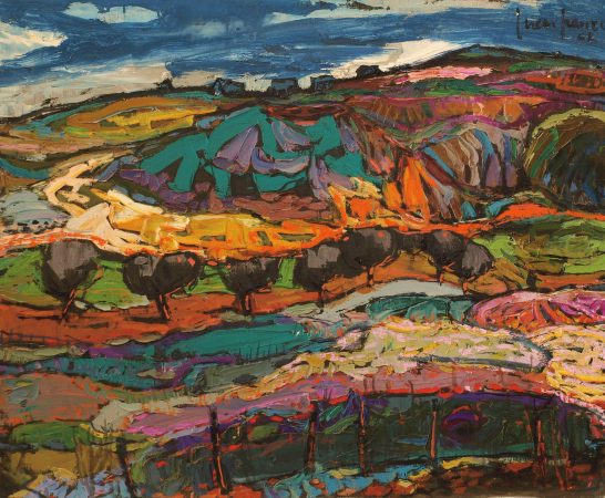 Paisaje Paisaje colorido con colinas, senderos sinuosos y árboles en un día nublado.