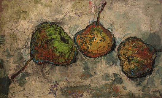 Peras Tres peras de colores verde y amarillo sobre un fondo neutro.