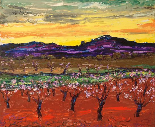 Alborada en primavera Paisaje vibrante con viñedos y montañas al atardecer, tonos cálidos y colores intensos.