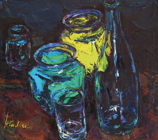 Vidrios Botellas y vasos de vidrio en un fondo oscuro, con colores vibrantes y texturas visibles.