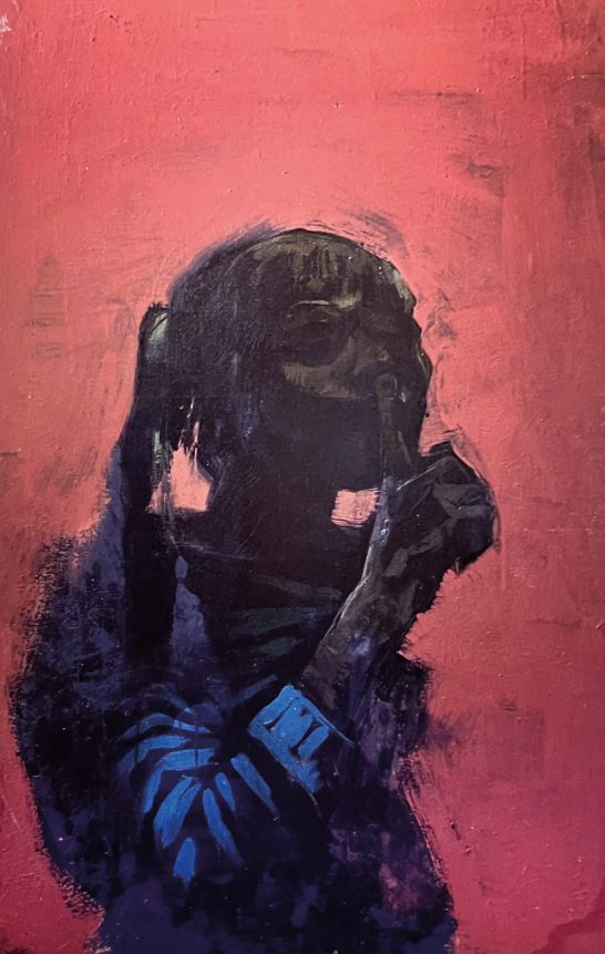 Silencio Silueta de una persona con cabello rizado sobre un fondo rojo.