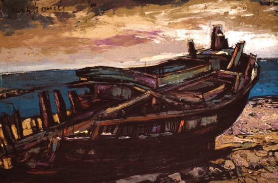 Barca abandonada Barco hundido en la orilla, bajo un cielo nublado y un mar agitado.