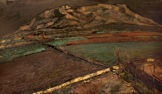 El Puig Paisaje montañoso con campos de cultivo en primer plano y tonalidades cálidas.