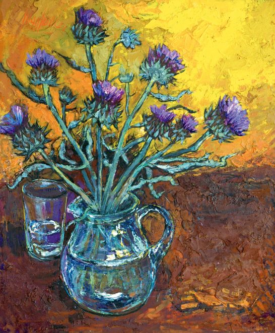 Flores de cardo Ramo de flores moradas en un jarrón azul sobre un fondo amarillo y marrón.