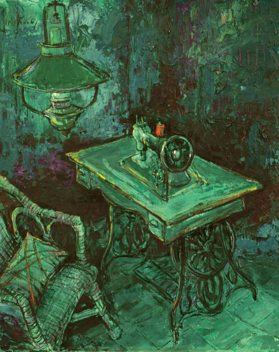 La máquina de coser Mesa de costura antigua con una máquina de coser, luz tenue y una silla de mimbre.