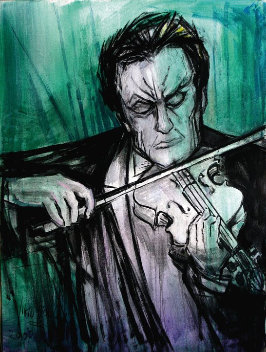 Violinista Hombre tocando el violín con expresión intensa, fondo abstracto en tonos verdes.