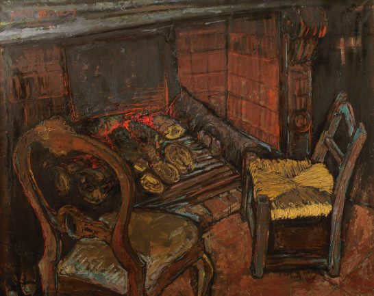 La chimenea de mi casa Chimenea encendida con sillas acomodadas a su alrededor en un ambiente acogedor.