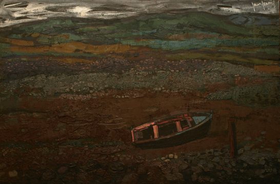 Barca varada Barco de pesca abandoado en un paisaje con colinas y un cielo nublado.