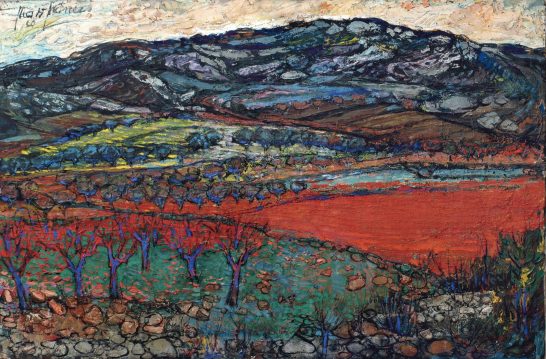 Paisaje Paisaje montañoso con campos rojos y verdes, árboles frutales y cielo nublado.