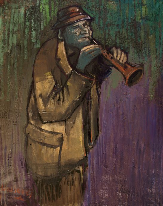 Viejo tocando la dulzaina Hombre tocando un saxofón con un sombrero, fondo abstracto de colores vivos.