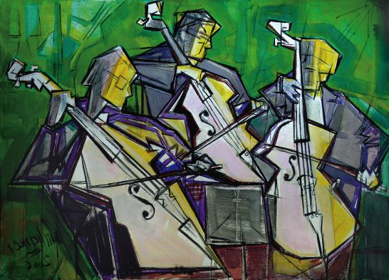 Trío musical Tres músicos tocando contrabajos sobre un fondo verde abstracto.