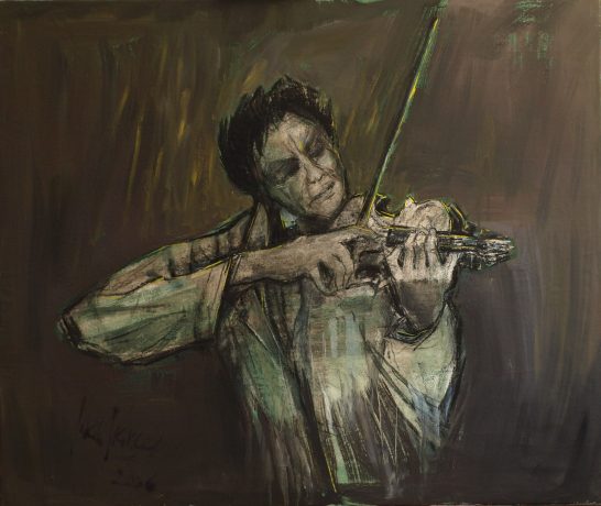 Músico "pizzicato" Músico tocando el violín, vestido con ropas oscuras, en un entorno abstracto.