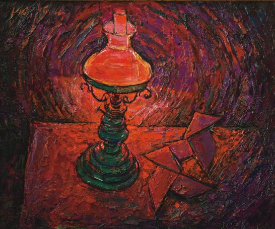 Luz roja Lámpara de aceite sobre una mesa con formas geométricas rojas de fondo oscuro.