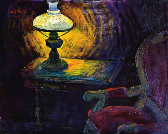 El quinqué Lámpara sobre una mesa junto a una silla roja en un entorno oscuro y abstracto.