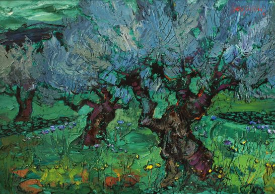 Olivos con verdes Olivos retorcidos en un paisaje verde con un cielo nublado en tonos azules y grises.