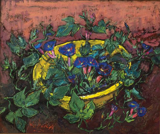 Campanillas azules Planta en una maceta amarilla con flores azules y hojas verdes sobre fondo rojizo.