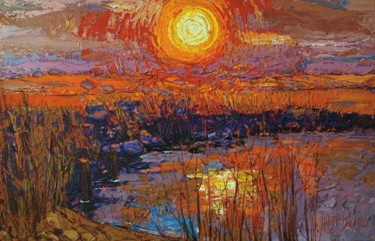 Puesta de sol Paisaje al atardecer con cielo anaranjado y reflejos en el agua.