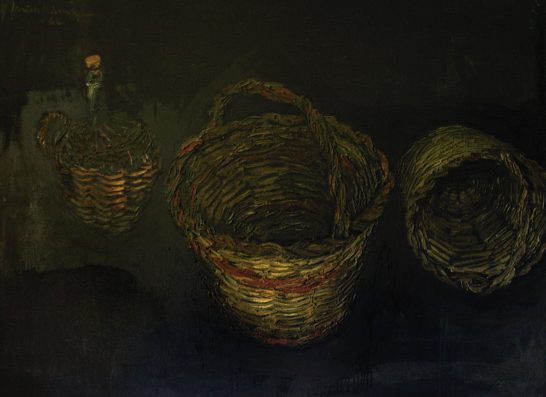 Cestas Tres cestas de mimbre sobre un fondo oscuro, con una botella en la cesta de la izquierda.