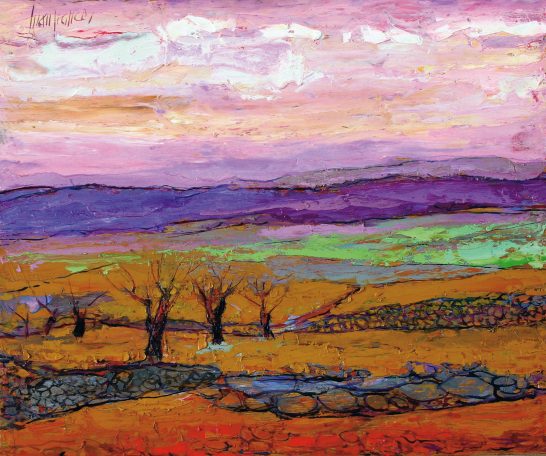 Paisaje con cielo rosa Paisaje con tonos cálidos, árboles sin hojas y montañas al fondo bajo un cielo colorido.