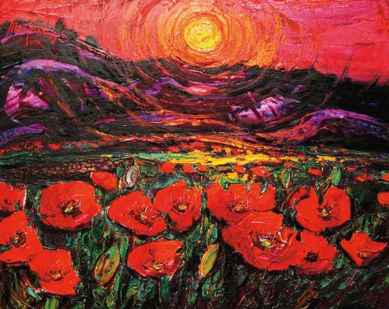 Sol y amapolas Campo de amapolas rojas bajo un cielo anaranjado al atardecer, con montañas al fondo.