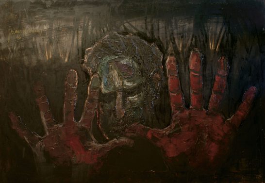 ¡No! Manos ensangrentadas presionan contra una superficie oscura, con un rostro distorsionado al fondo.