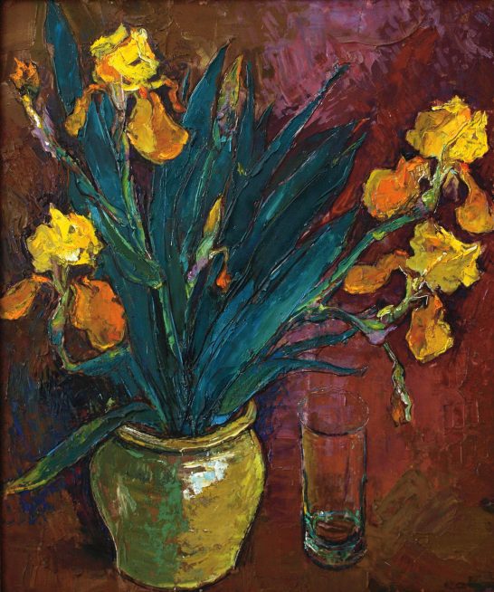 Lirios amarillos Ramo de orquídeas amarillas en jarrón, con un vaso de agua al lado, sobre fondo rojo.