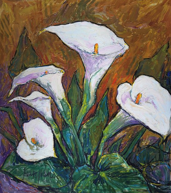 Calas Lirios blancos en un fondo colorido, con hojas verdes visibles.