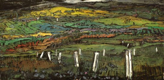 Vallado Paisaje abstracto con colinas verdes, campos de colores y postes en primer plano.